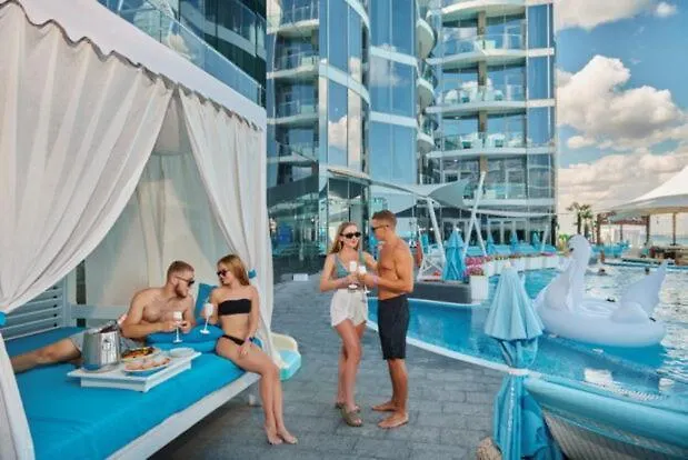 בית הארחה у моря, By The Sea