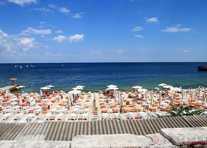 בית הארחה у моря, By The Sea